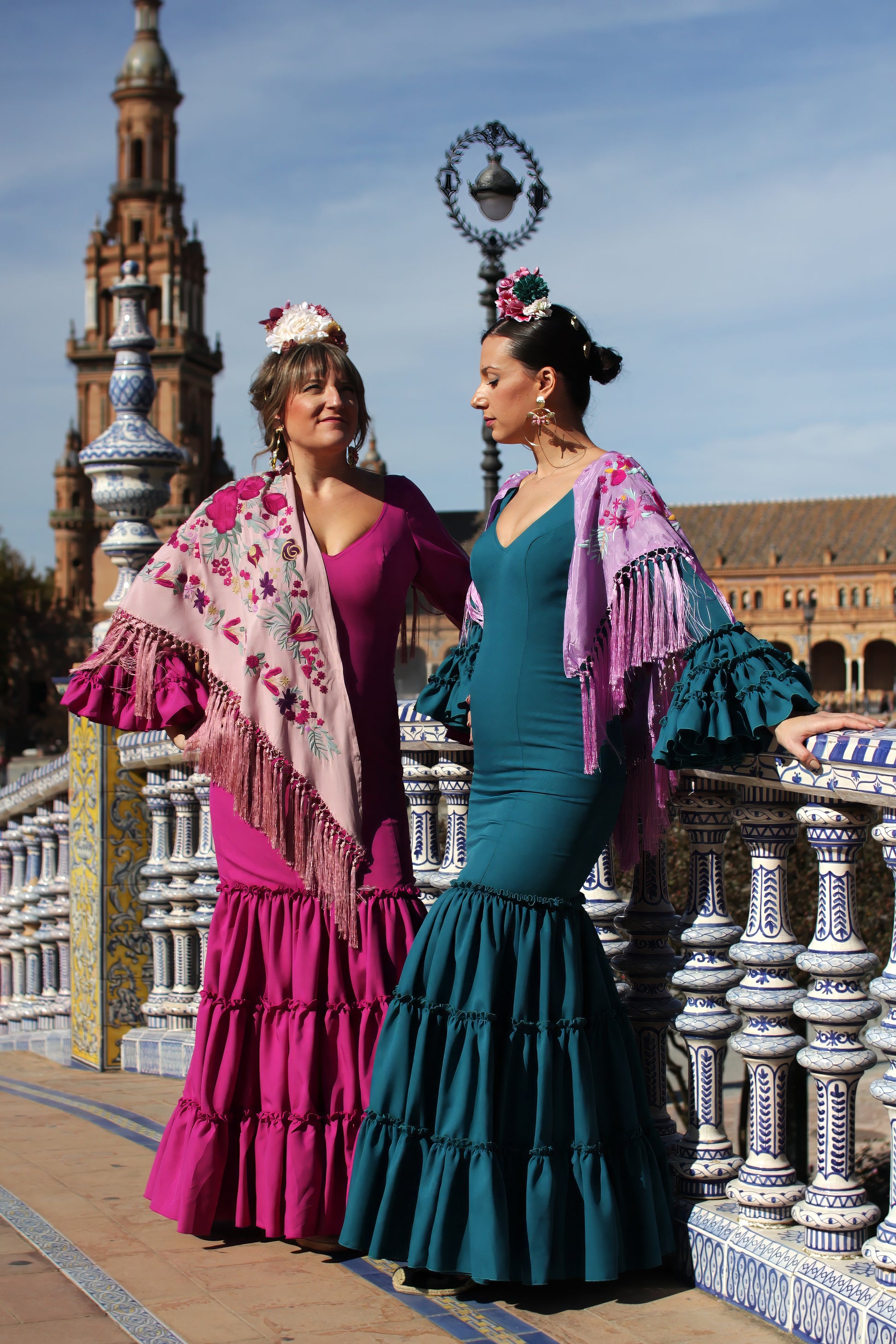 Traje canastero de flamenca verde agua y buganvilla Lirio con mantón, cómodo y elegante para cualquier ocasión flamenca.