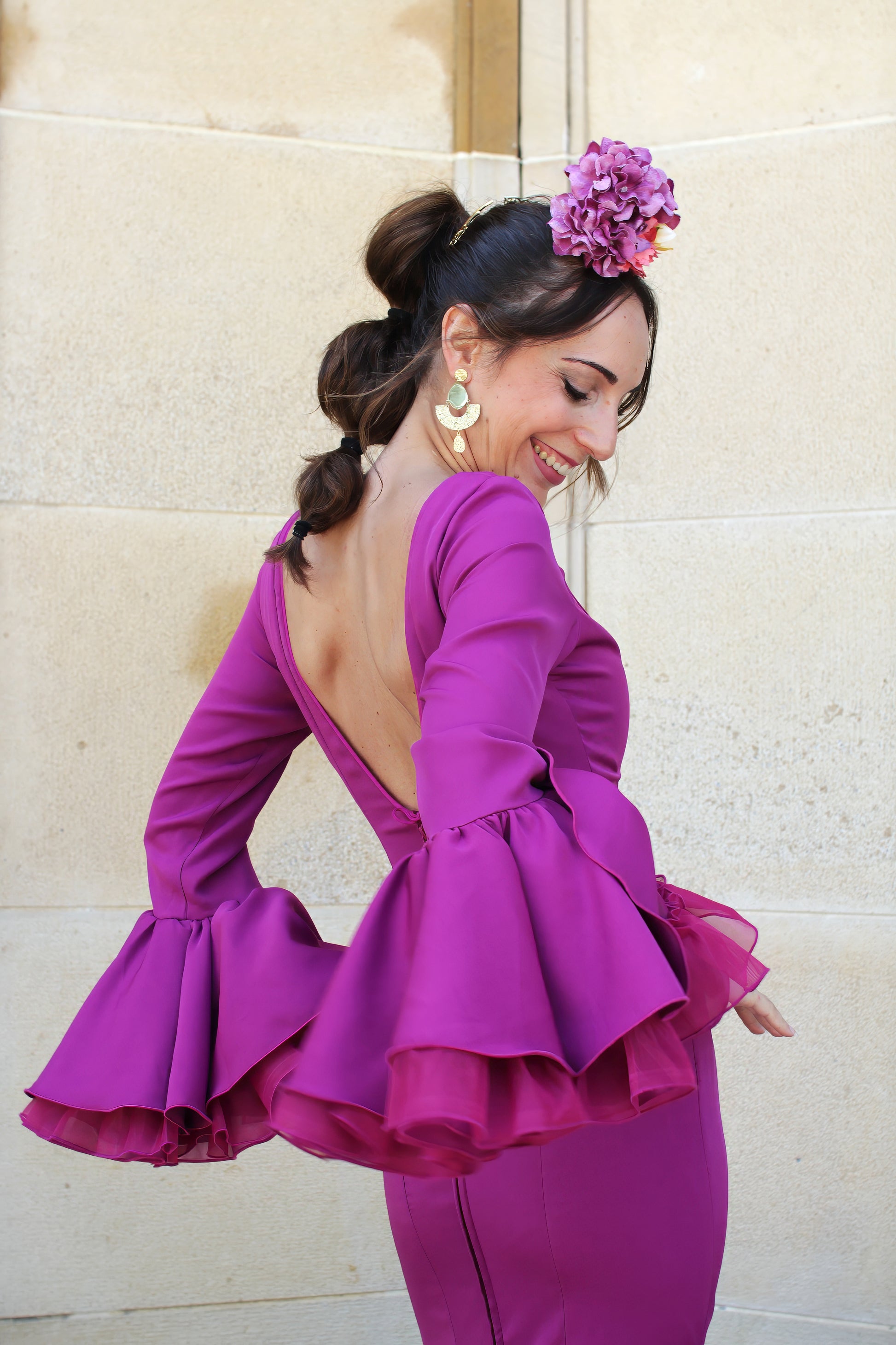 Traje de flamenca Clavel color buganvilla, con corte sirena y tejido de licra que realza la figura en celebraciones flamencas.