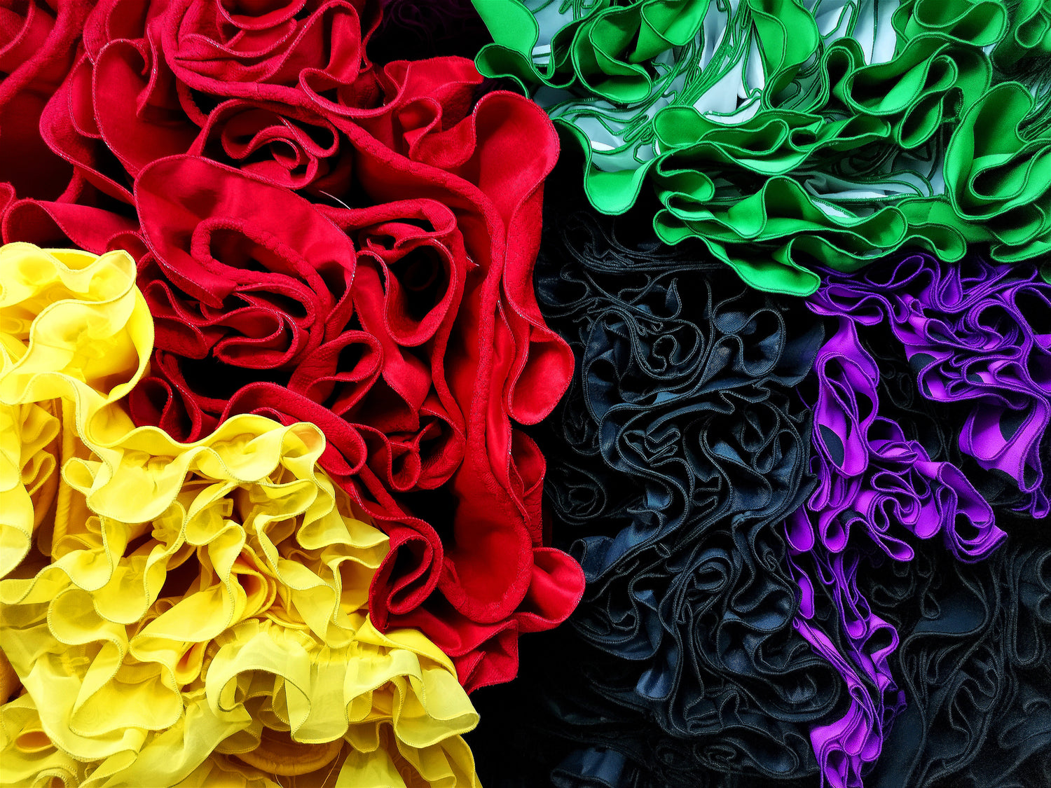 Los volantes son el alma de los trajes de flamenca. Con cada giro, aportan un movimiento único y lleno de vida. Descubre nuestra colección de trajes de flamenca con volantes que combinan tradición, estilo y comodidad, diseñados para resaltar tu figura y dar un toque de magia a tu look flamenco